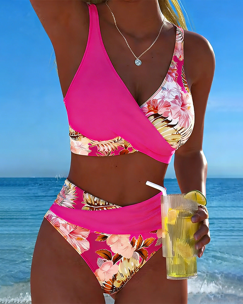 Bikini sa kontrastnim cvetnim uzorkom i rezom
