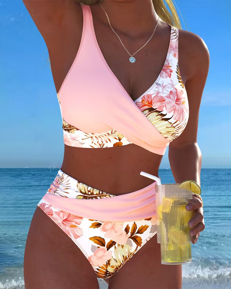 Bikini sa kontrastnim cvetnim uzorkom i rezom